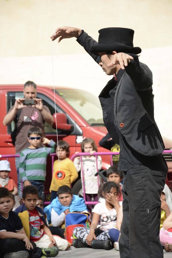 Malabares de Naoto Okada en la plaza del Salvador.