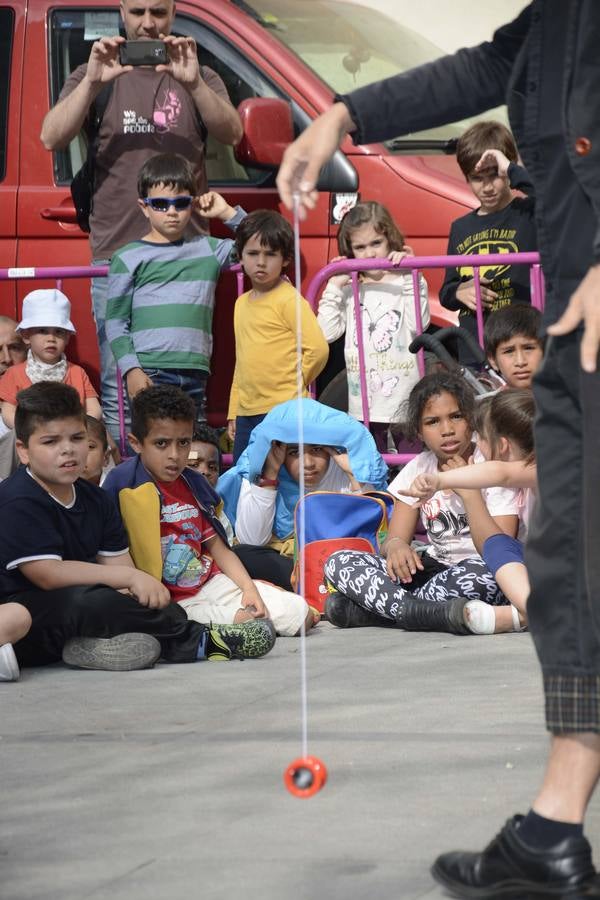 Malabares de Naoto Okada en la plaza del Salvador.