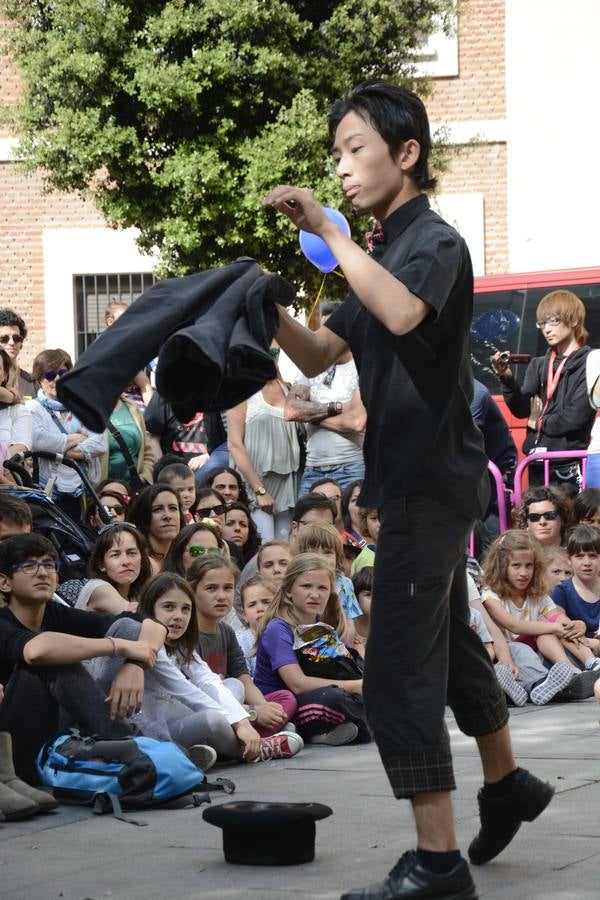 Malabares de Naoto Okada en la plaza del Salvador.