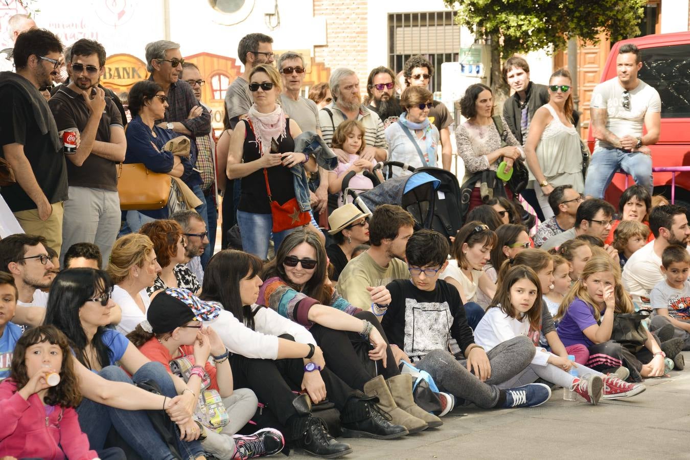 Malabares de Naoto Okada en la plaza del Salvador.