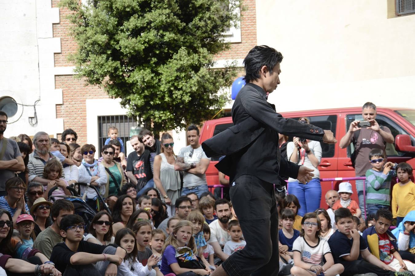 Malabares de Naoto Okada en la plaza del Salvador.