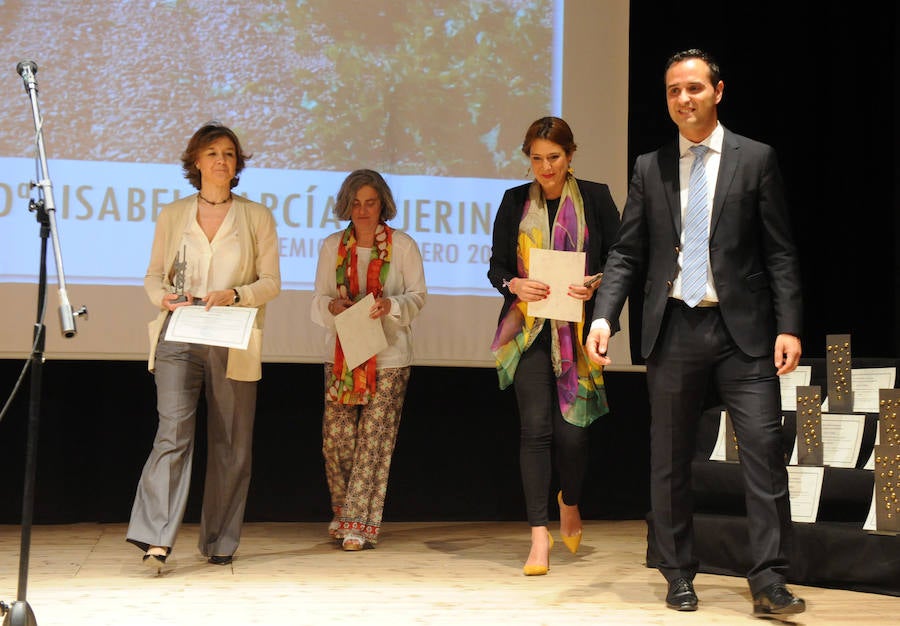 La ministra Tejerina galardona en los Premios Racimo de Serrada