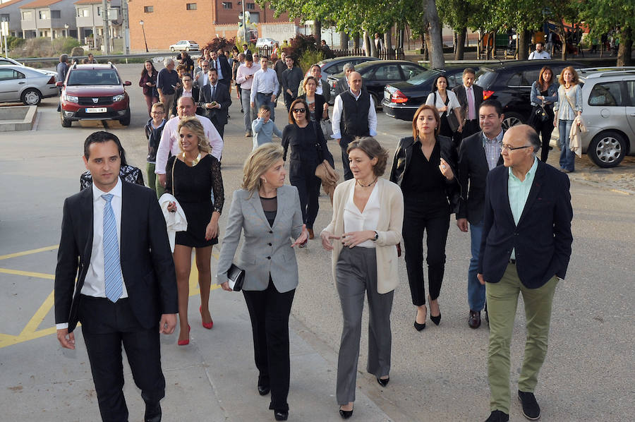 La ministra Tejerina galardona en los Premios Racimo de Serrada