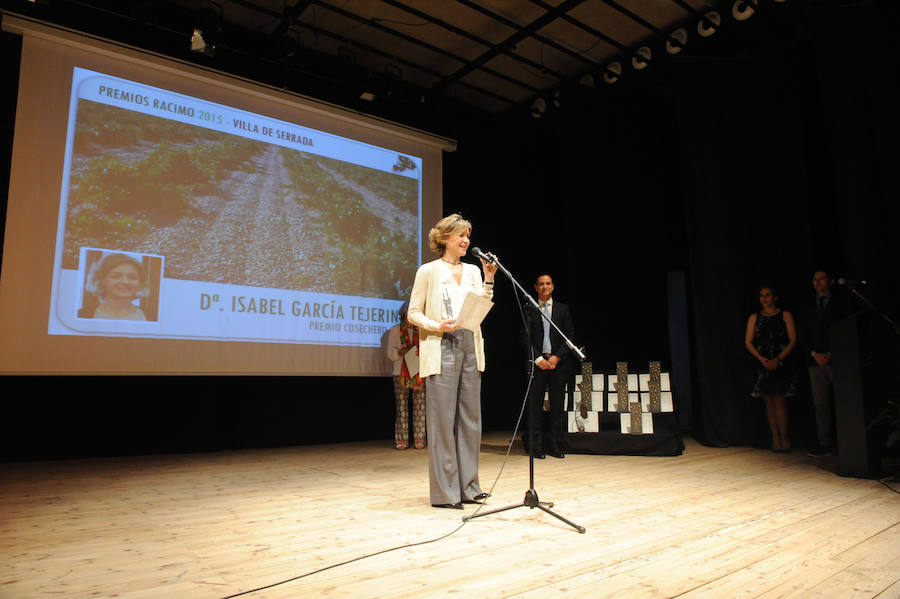 La ministra Tejerina galardona en los Premios Racimo de Serrada