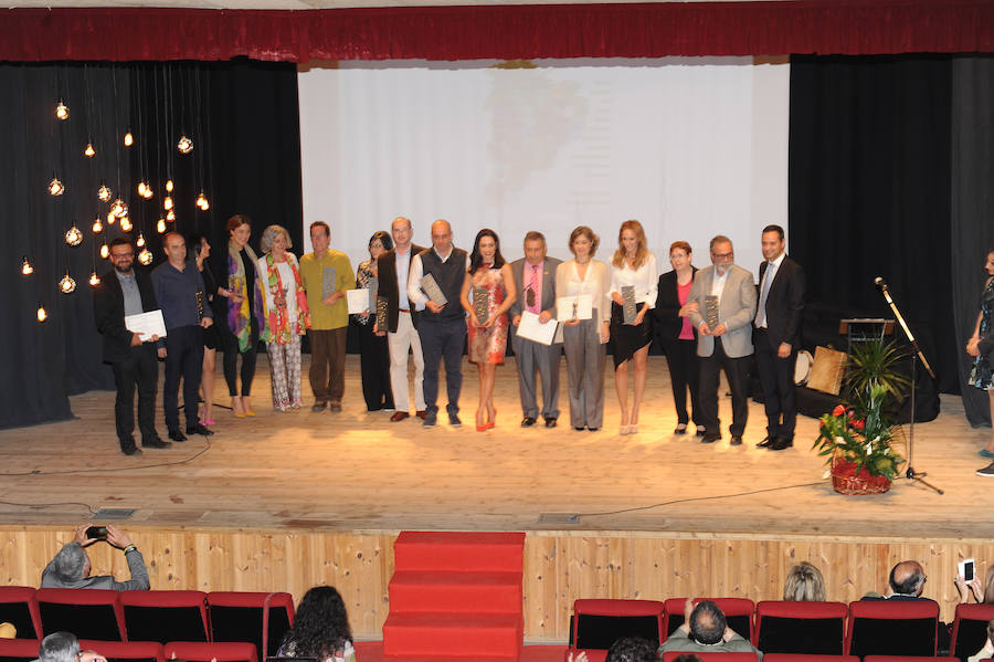 La ministra Tejerina galardona en los Premios Racimo de Serrada
