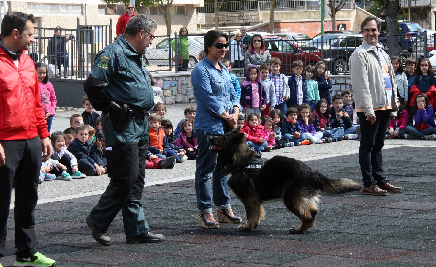 Exhibición de medios de la Guardia Civil en el colegio Santa Clara de Cuéllar