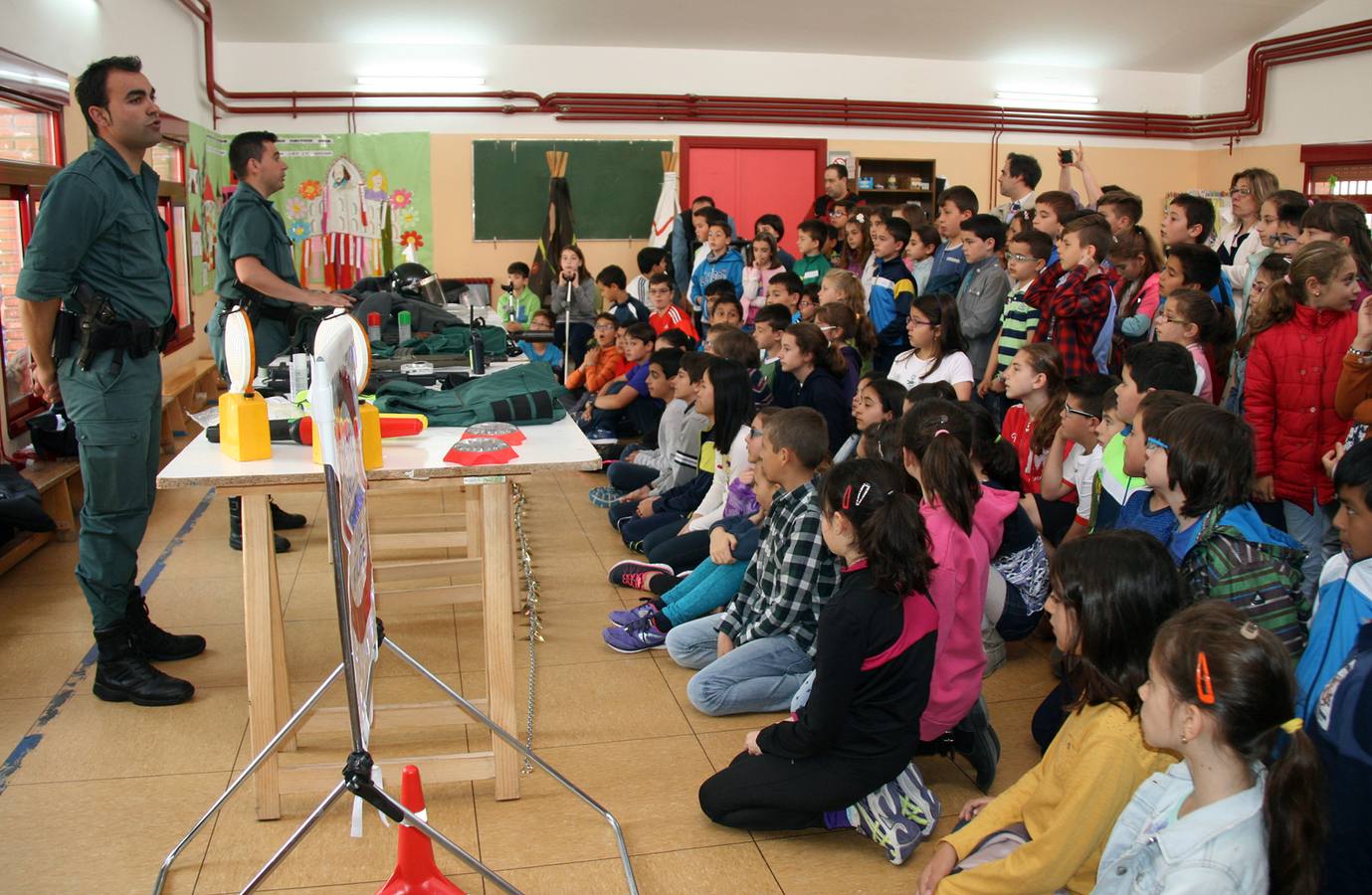 Exhibición de medios de la Guardia Civil en el colegio Santa Clara de Cuéllar