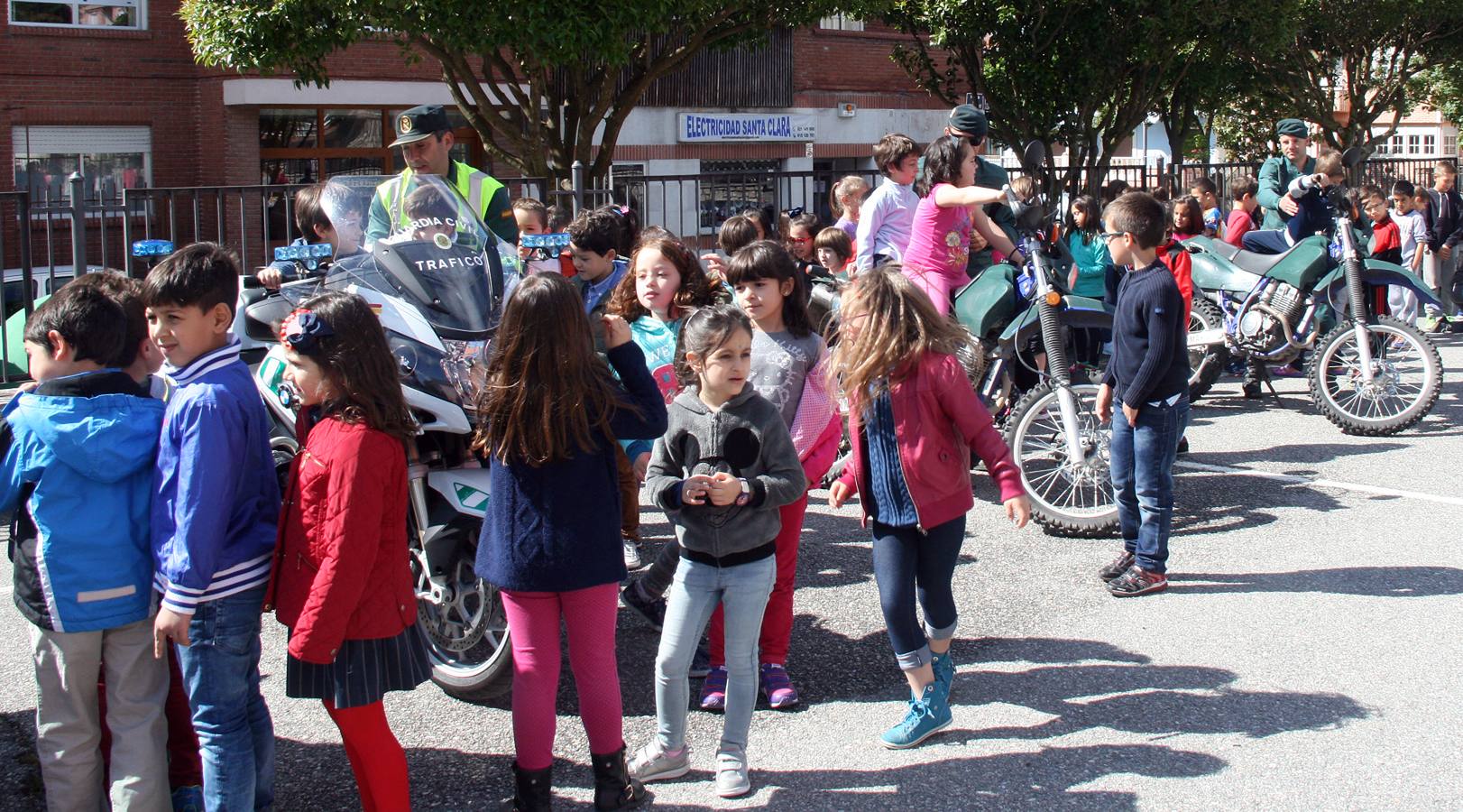 Exhibición de medios de la Guardia Civil en el colegio Santa Clara de Cuéllar