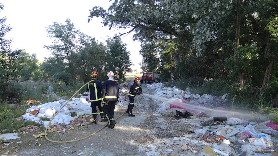 Incendio en un vertedero ilegal de Valladolid