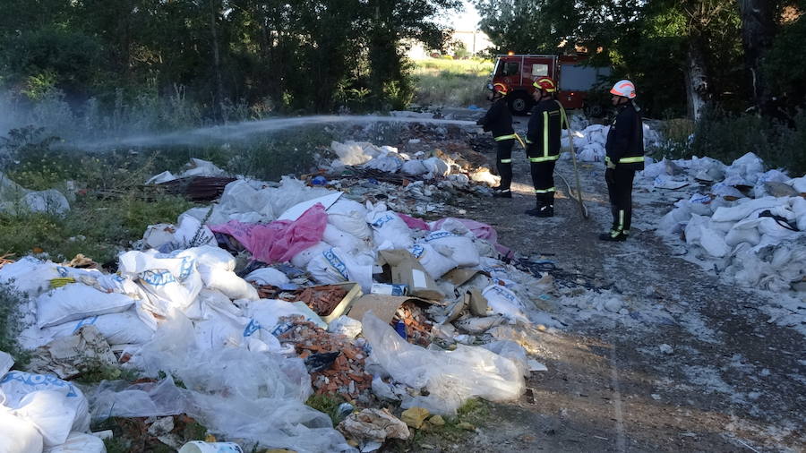 Incendio en un vertedero ilegal de Valladolid