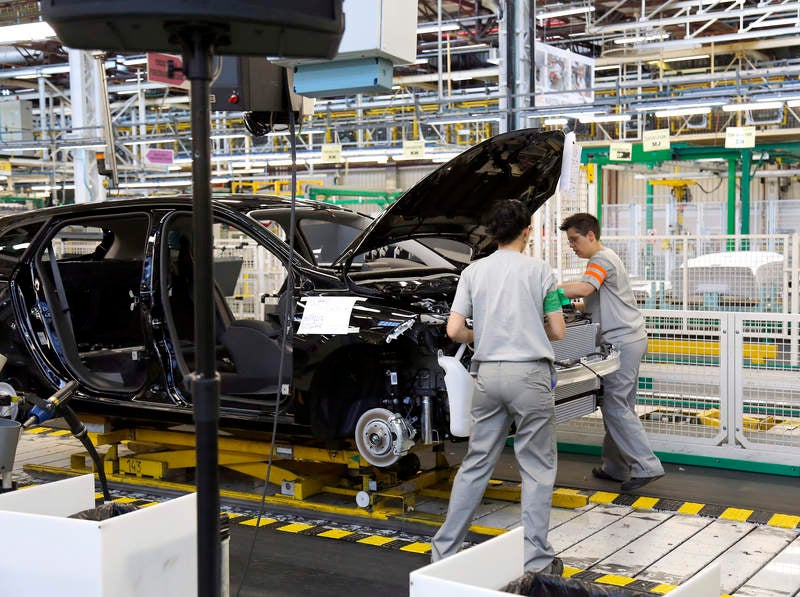 El rey Felipe VI visita la factoría de Renault en Villamuriel (Palencia)