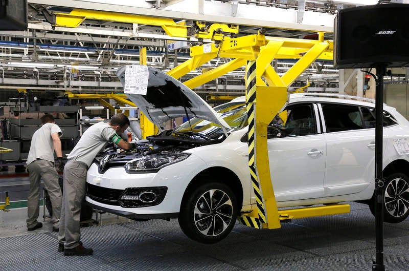 El rey Felipe VI visita la factoría de Renault en Villamuriel (Palencia)