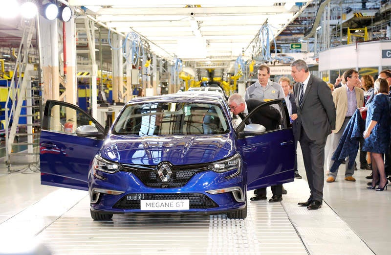 El rey Felipe VI visita la factoría de Renault en Villamuriel (Palencia)