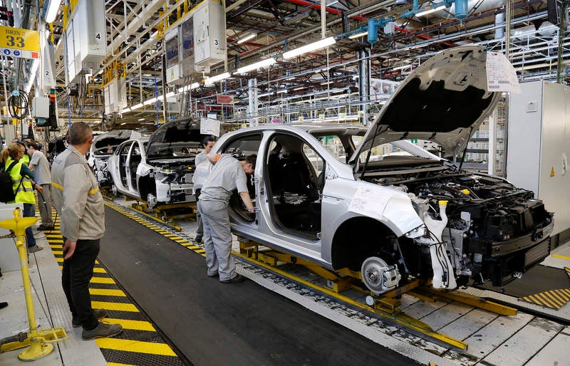 El rey Felipe VI visita la factoría de Renault en Villamuriel (Palencia)