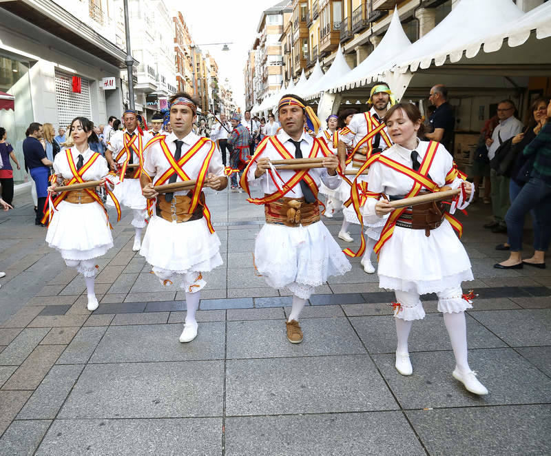 Desfile de grupos de danza en la Feria Chica de Palencia