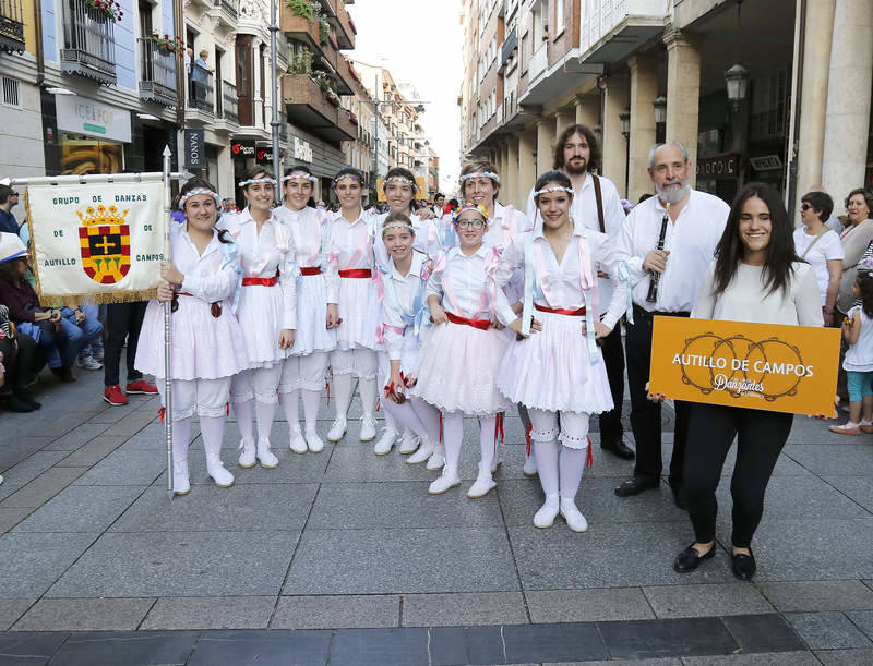 Desfile de grupos de danza en la Feria Chica de Palencia