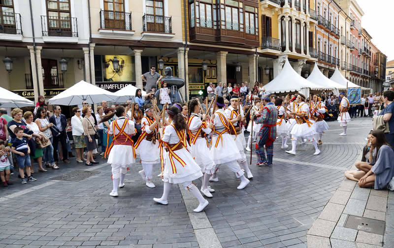 Desfile de grupos de danza en la Feria Chica de Palencia