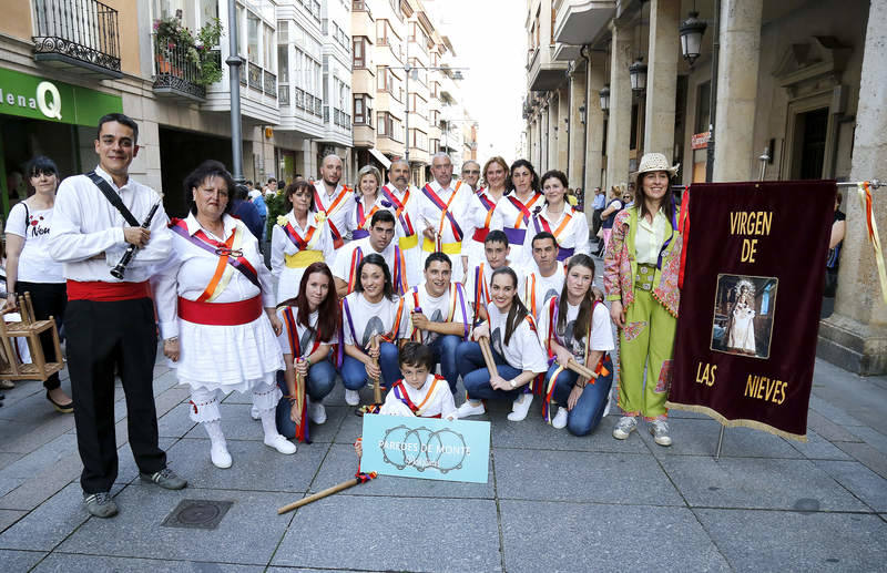 Desfile de grupos de danza en la Feria Chica de Palencia