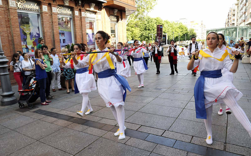 Desfile de grupos de danza en la Feria Chica de Palencia