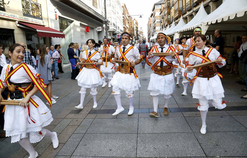 Desfile de grupos de danza en la Feria Chica de Palencia