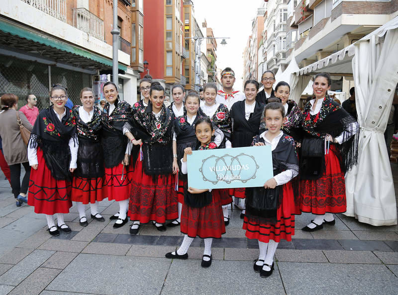 Desfile de grupos de danza en la Feria Chica de Palencia