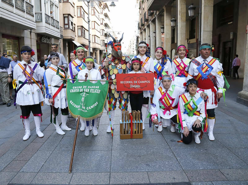 Desfile de grupos de danza en la Feria Chica de Palencia