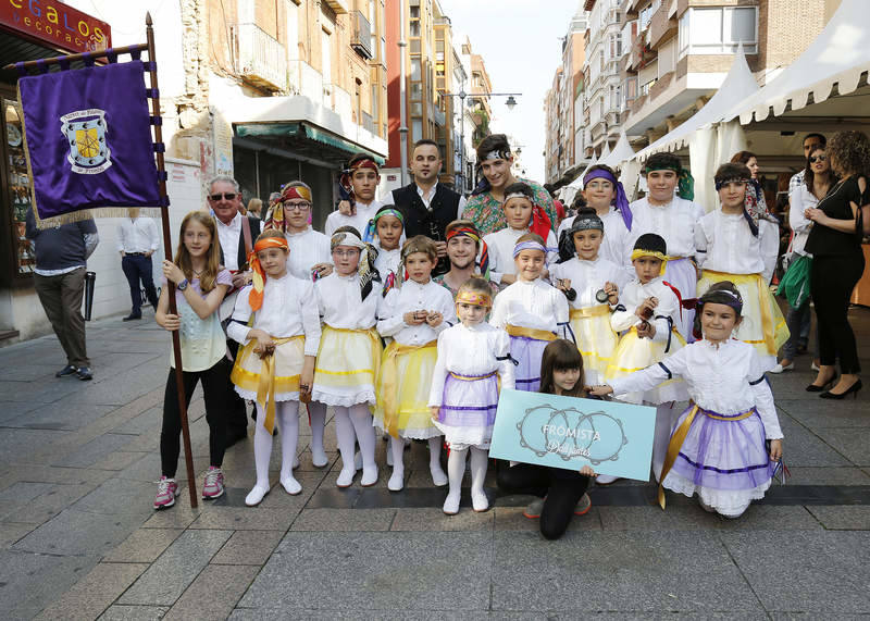 Desfile de grupos de danza en la Feria Chica de Palencia