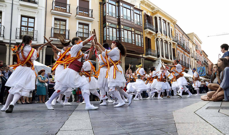 Desfile de grupos de danza en la Feria Chica de Palencia