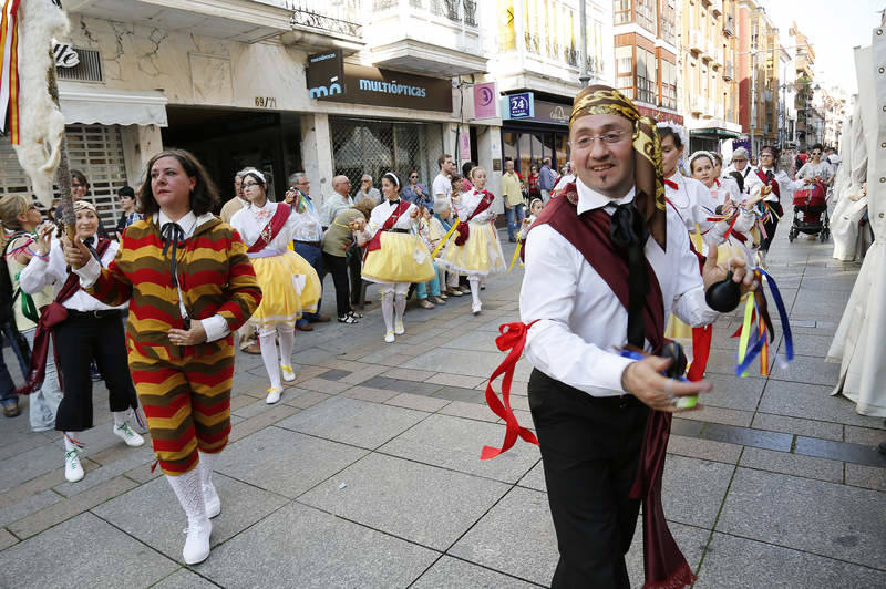 Desfile de grupos de danza en la Feria Chica de Palencia