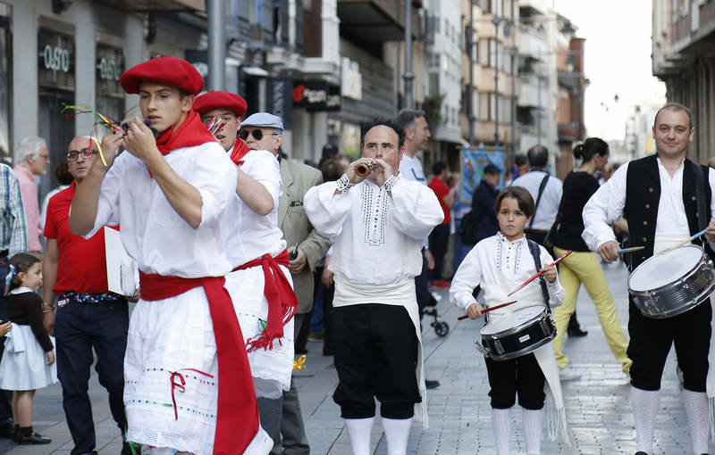 Desfile de grupos de danza en la Feria Chica de Palencia