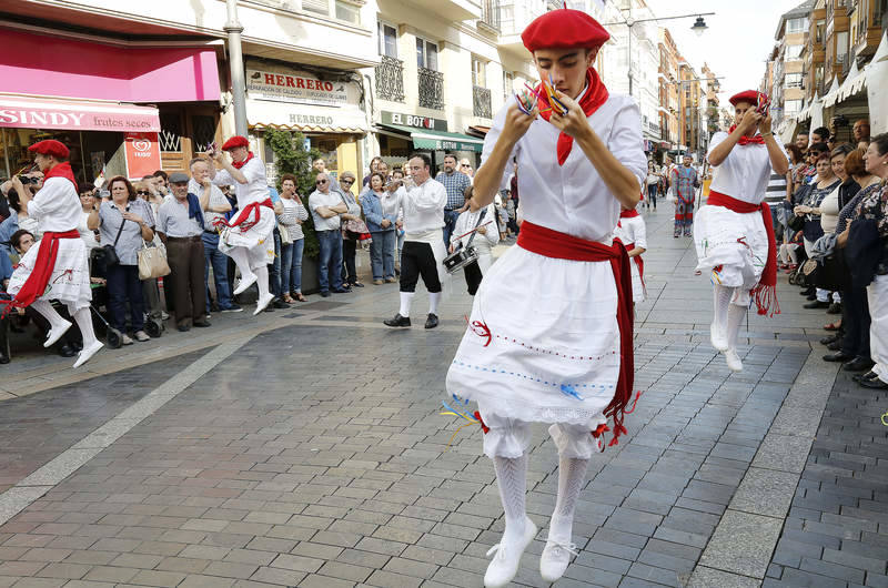 Desfile de grupos de danza en la Feria Chica de Palencia