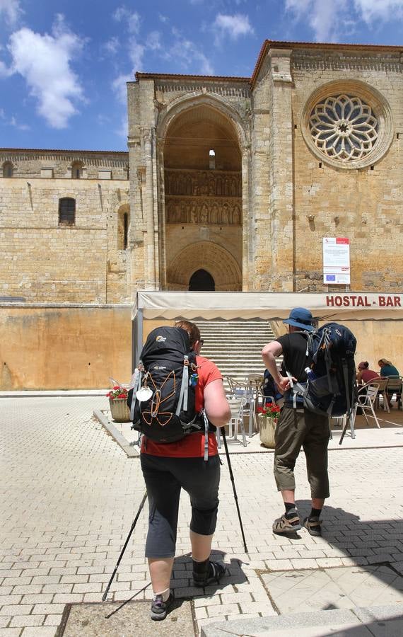Peregrinos frente a la iglesia de Santa Maria la Blanca de Villasirga.