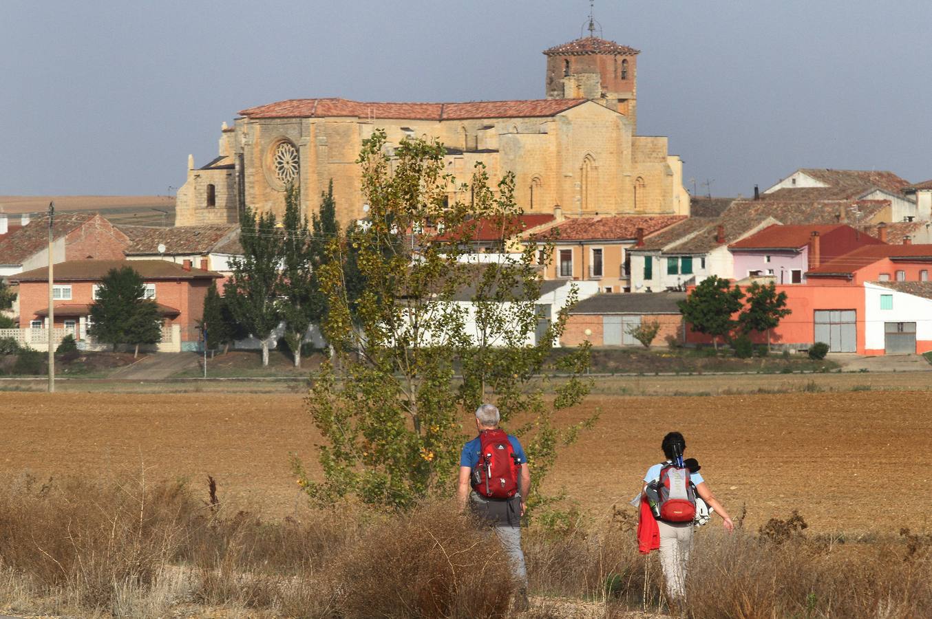 Dos peregrinos se acercan a Villalcázar de Sirga.