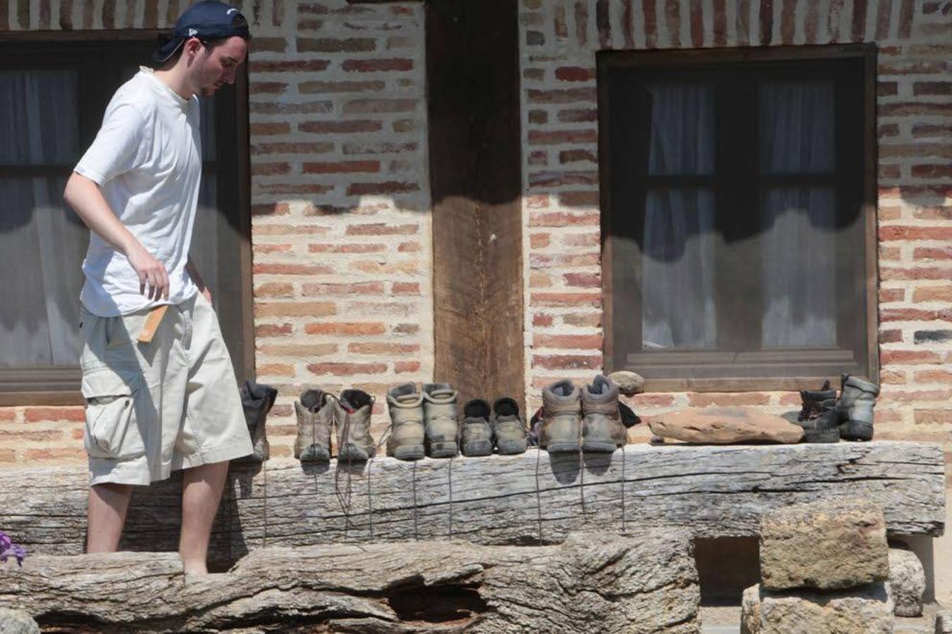 Un peregrino deja sus botas en el albergue de Boadilla del Camino.