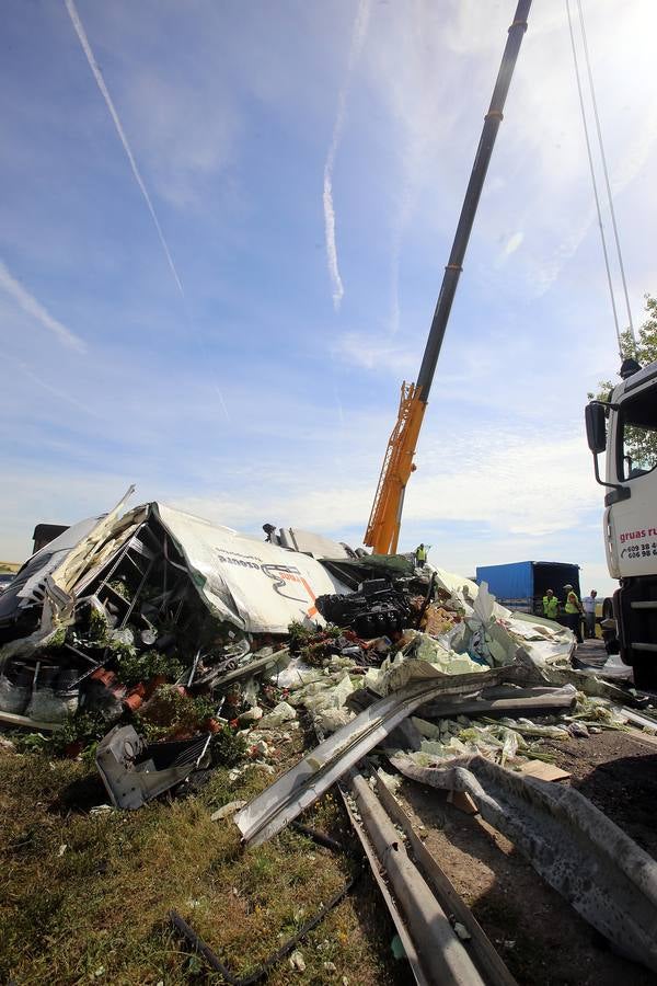 Vuelco de un camión en la A-62 a la altura de Geria (Valladolid)