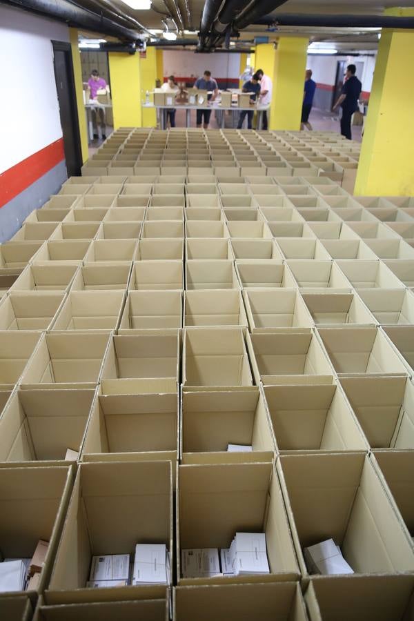 Empaquetado de papeletas para las elecciones generales del 26-J