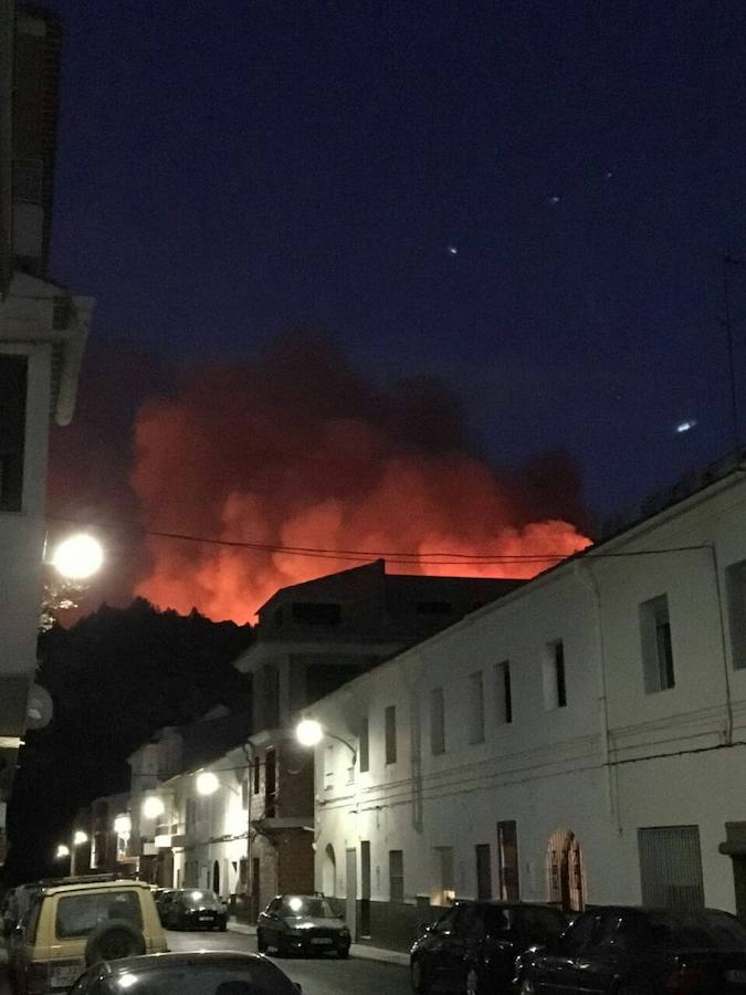 Un incendio cerca varios pueblos en Valencia