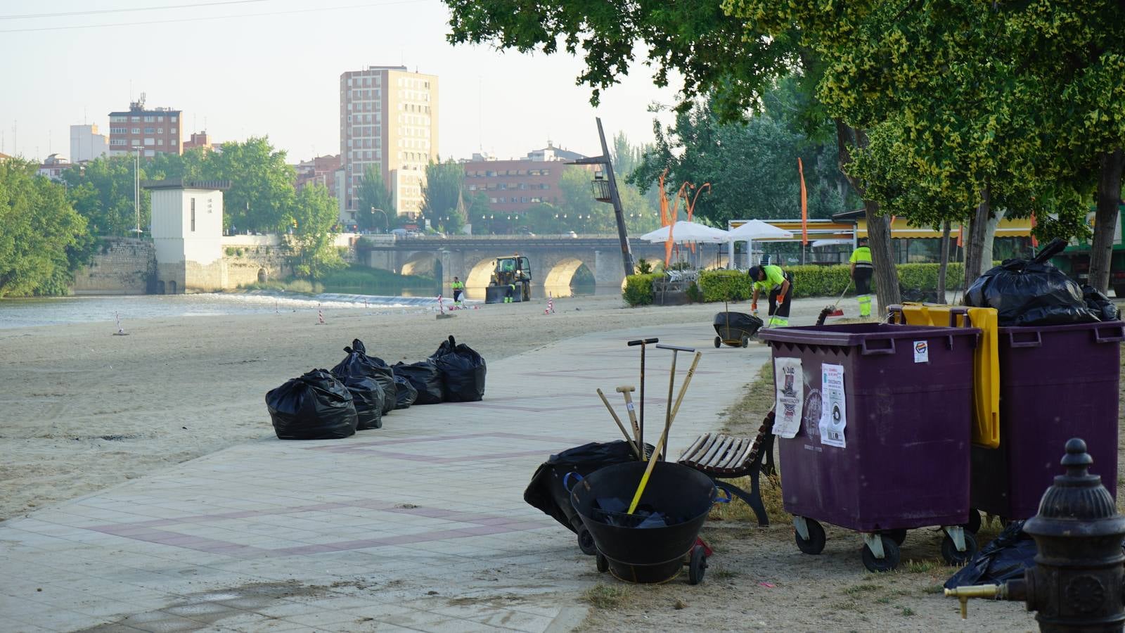 Toneladas de basura en Las Moreras tras la Noche de San Juan