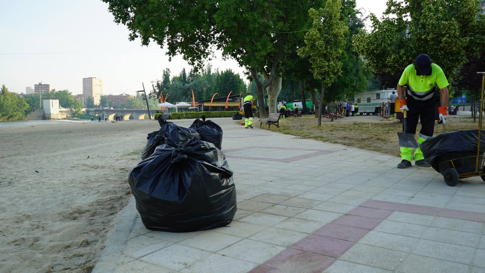 Toneladas de basura en Las Moreras tras la Noche de San Juan