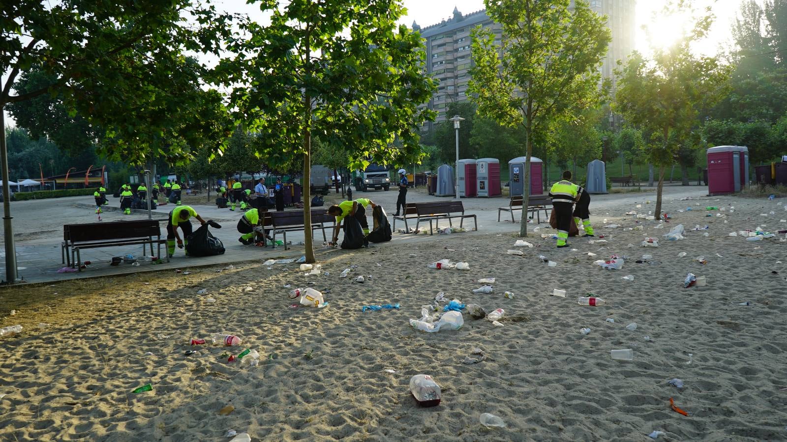 Toneladas de basura en Las Moreras tras la Noche de San Juan