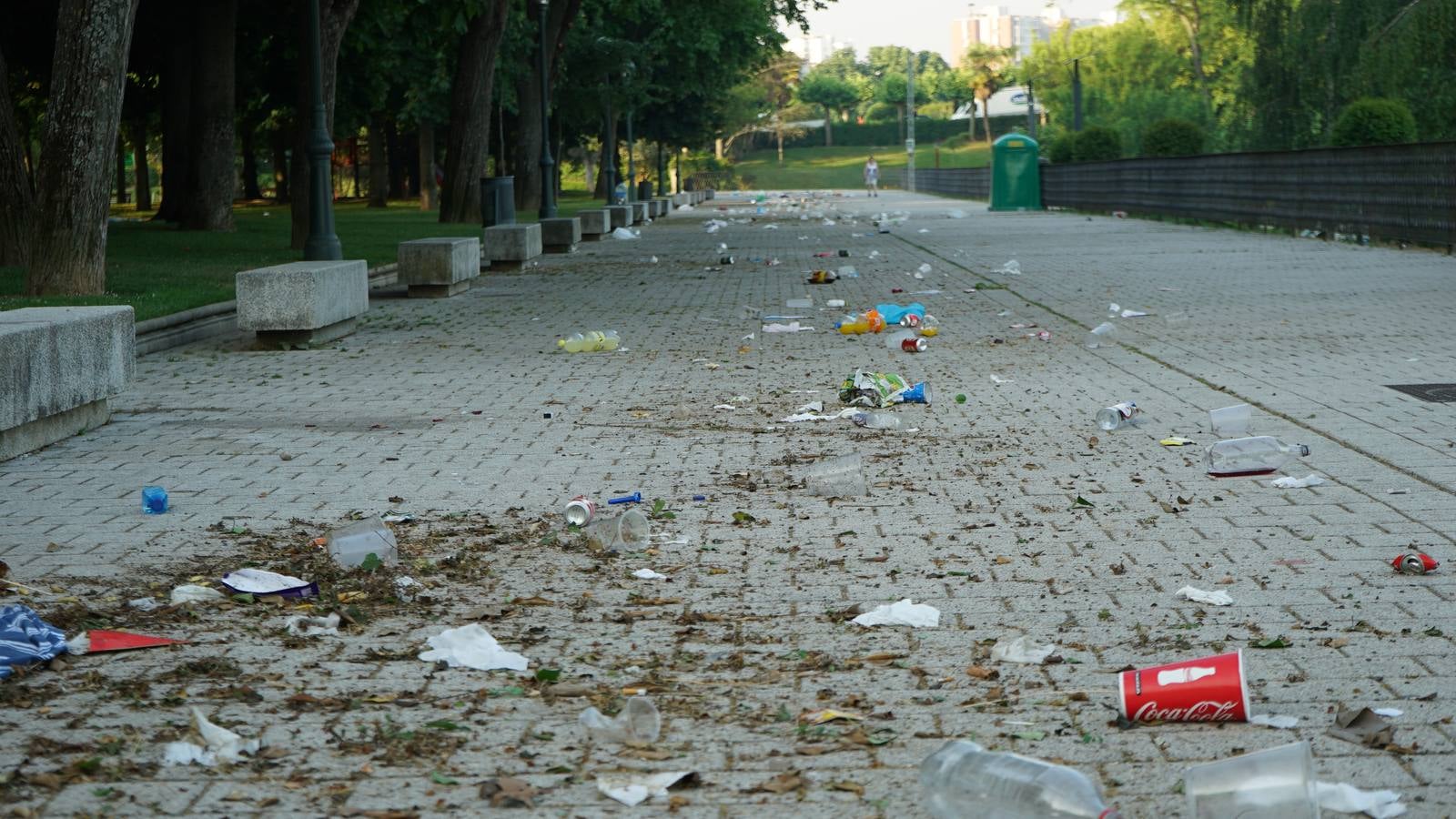 Toneladas de basura en Las Moreras tras la Noche de San Juan