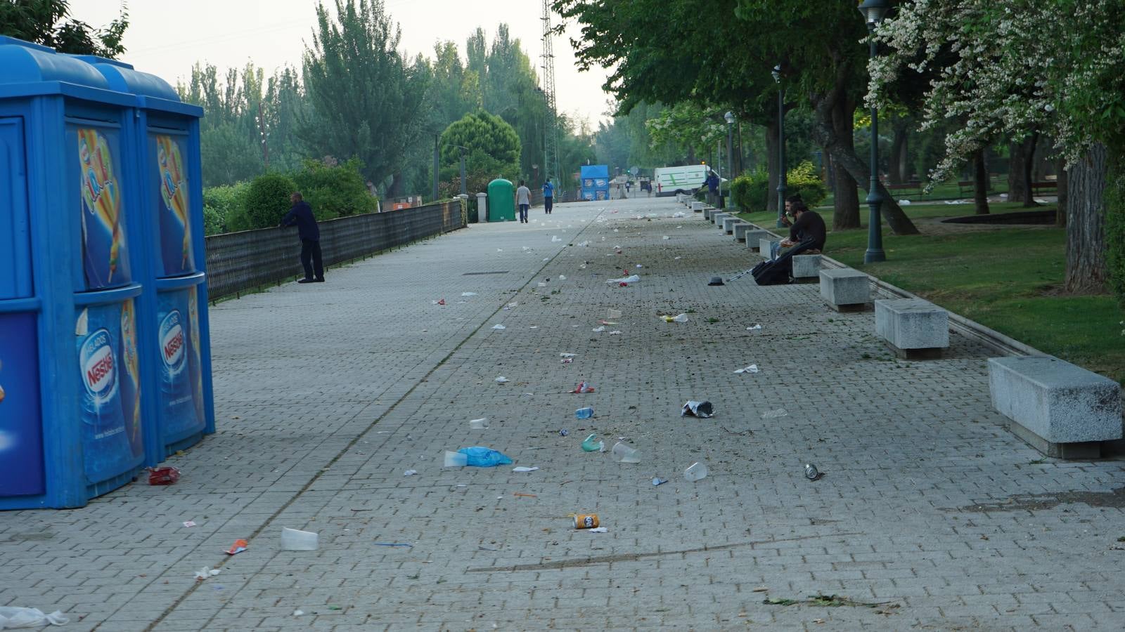 Toneladas de basura en Las Moreras tras la Noche de San Juan