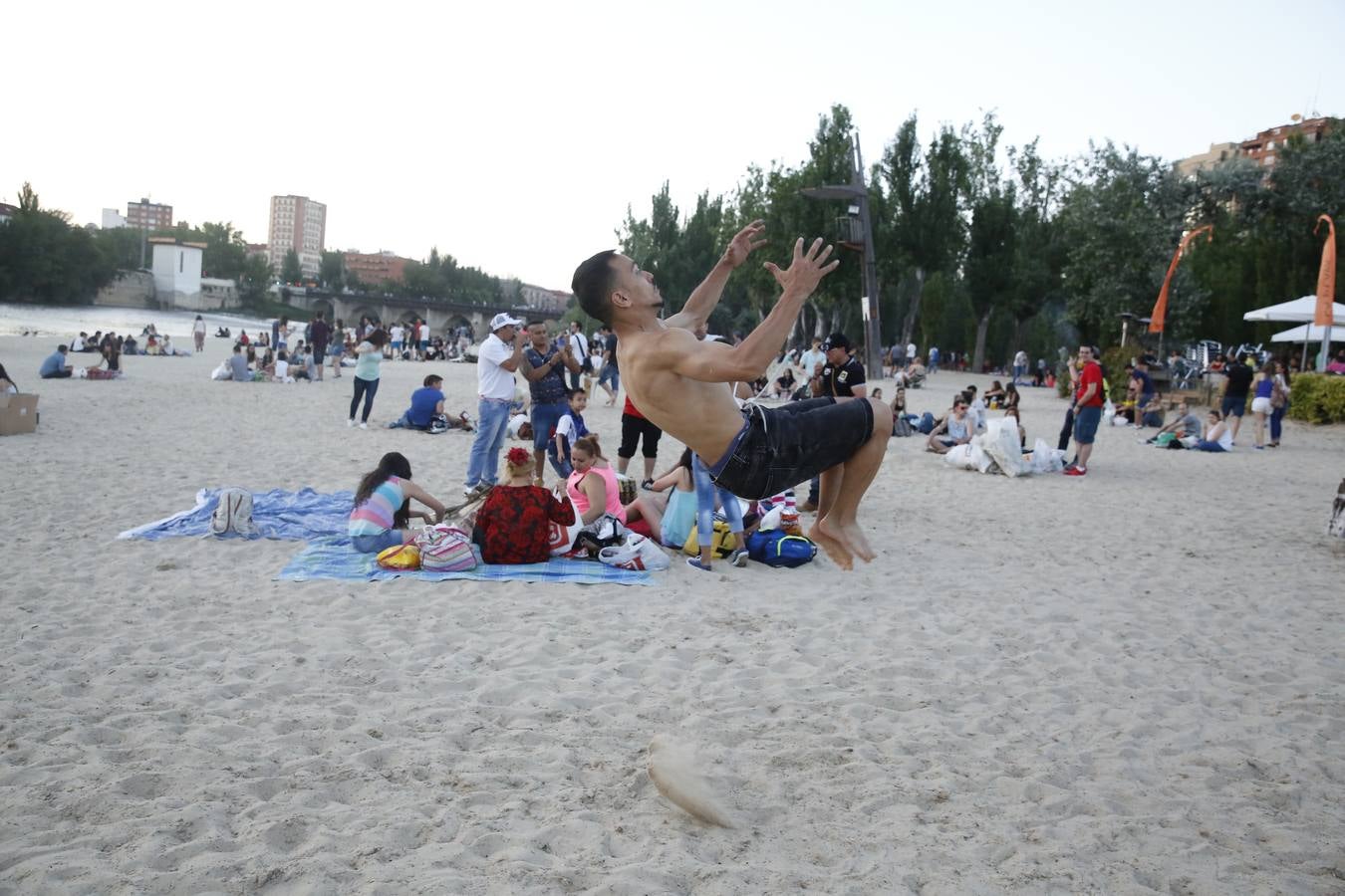 Noche de San Juan en la playa de Las Moreras de Valladolid (1/3)