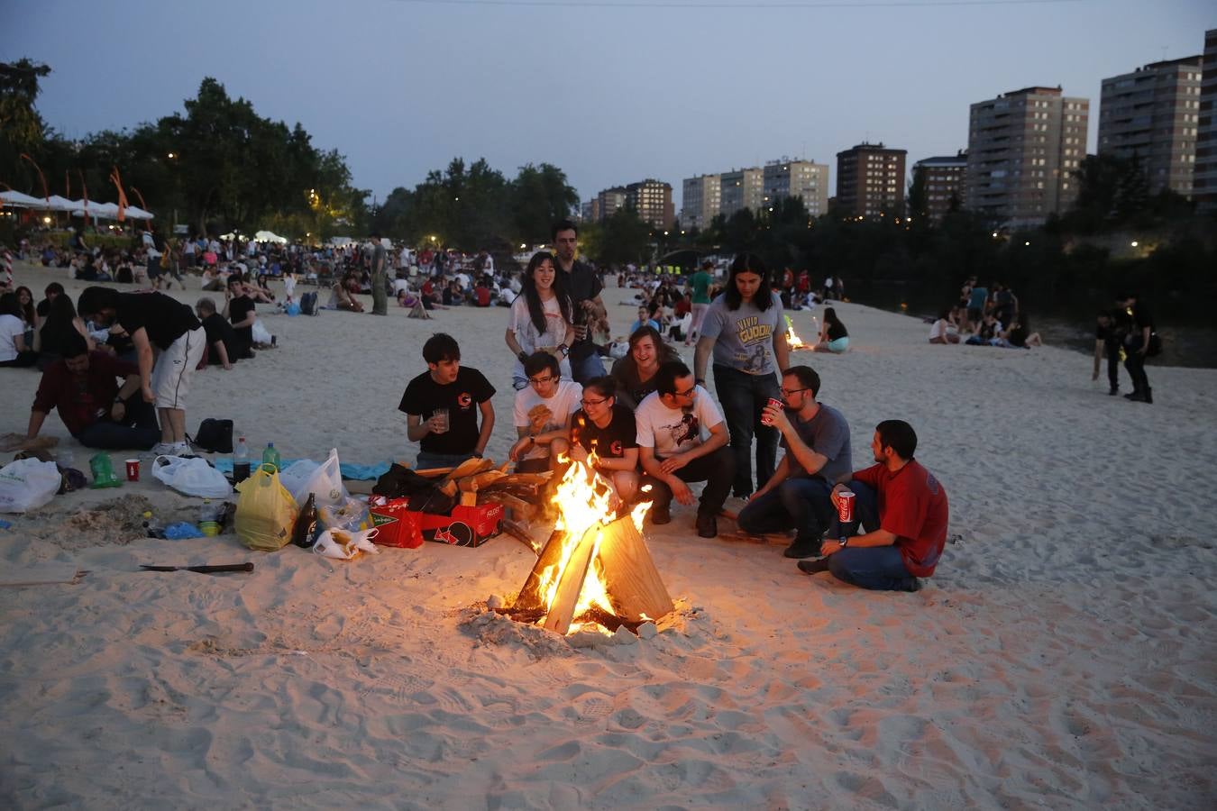 Noche de San Juan en la playa de Las Moreras de Valladolid (1/3)