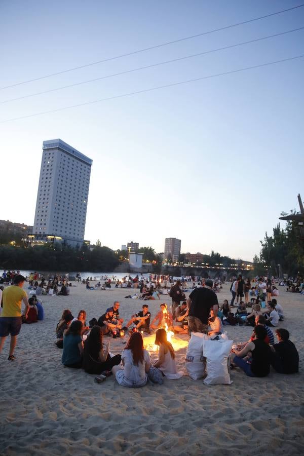 Noche de San Juan en la playa de Las Moreras de Valladolid (1/3)