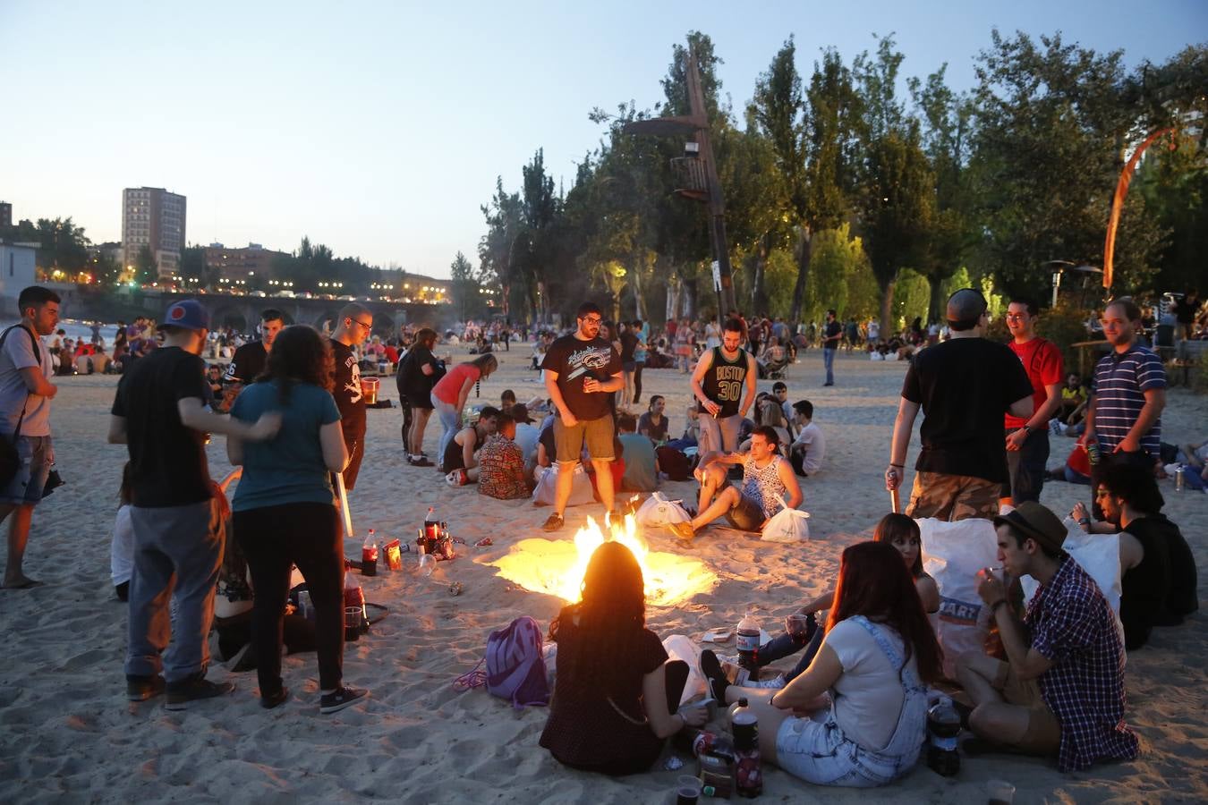 Noche de San Juan en la playa de Las Moreras de Valladolid (1/3)