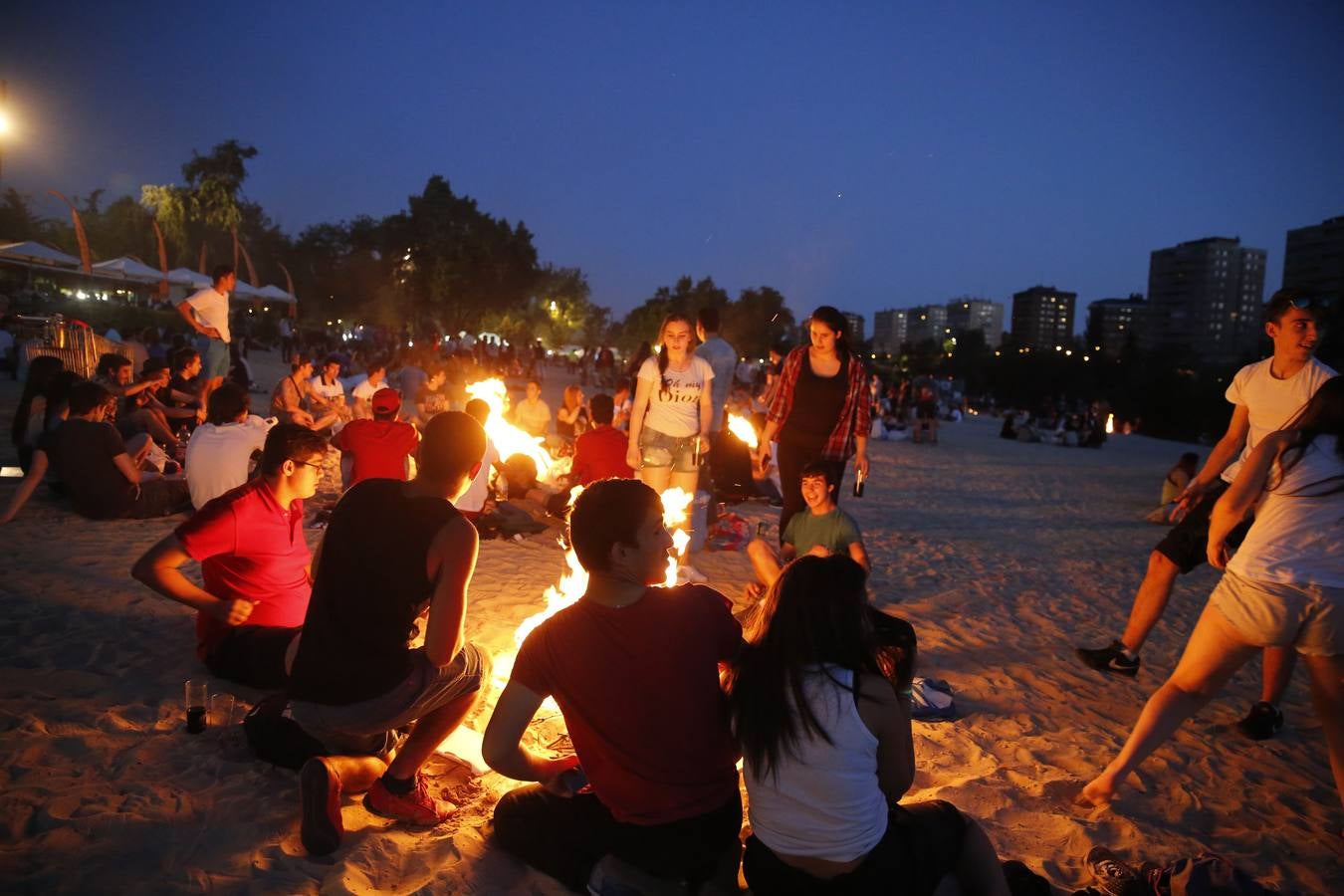 Noche de San Juan en la playa de Las Moreras de Valladolid (1/3)