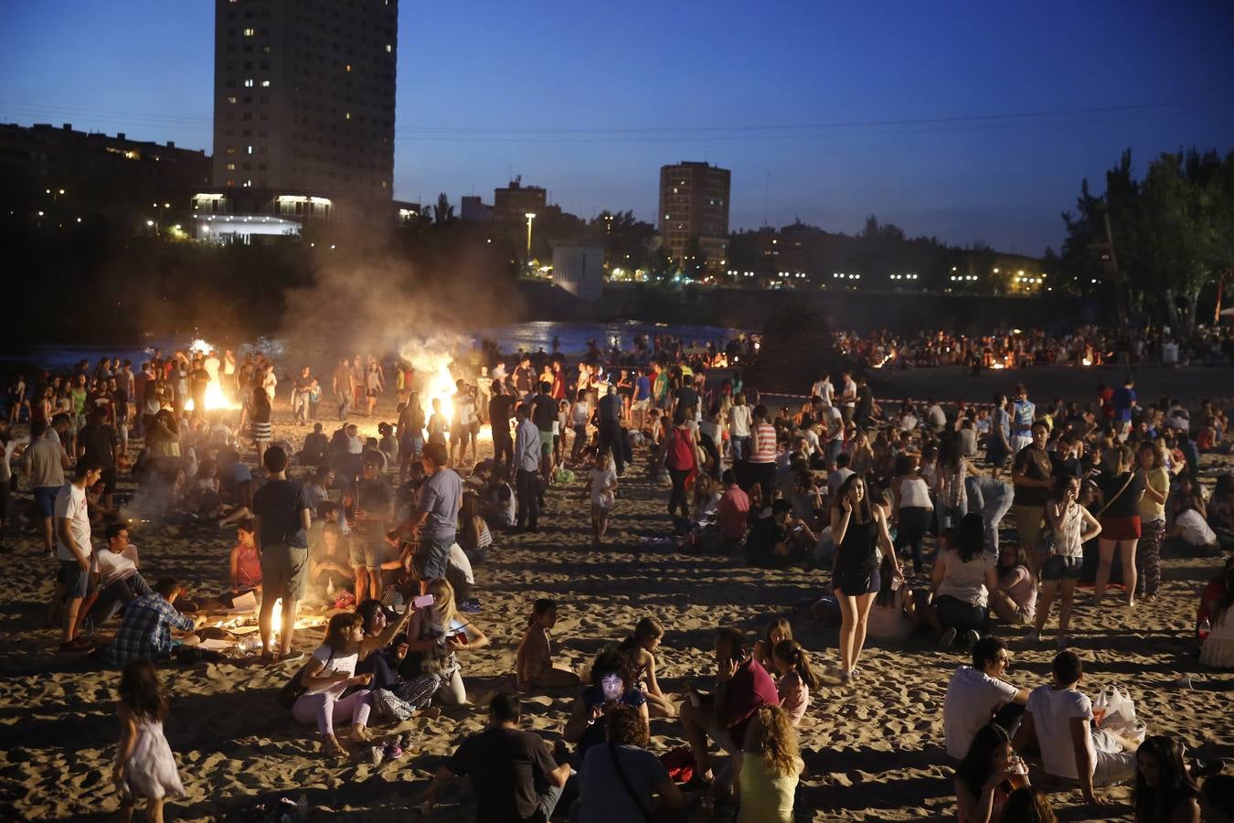 Noche de San Juan en la playa de Las Moreras de Valladolid (1/3)