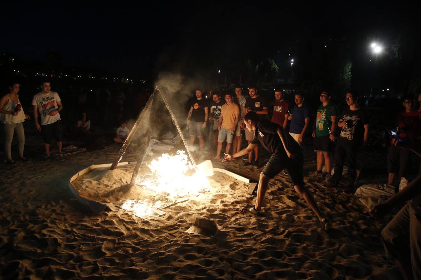 Noche de San Juan en la playa de Las Moreras de Valladolid (1/3)