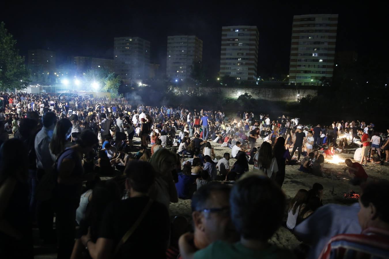 Noche de San Juan en la playa de Las Moreras de Valladolid (2/3)